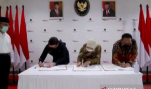 Pemerintah Tetapkan Cuti dan Libur 2022 dengan Pertimbangkan Covid-19 Tangkapan layar Menko PMK Muhadjir Effendy (kiri) saat menyaksikan penandatangan Surat Keputusan Bersama (SKB) penetapan libur nasional dan cuti bersama 2022 oleh Menpan RB Tjahjo Kumolo, Menaker Ida Fauziyah serta Menteri Agama Yaqut Cholil Qouma, Rabu (22/9/2021). (ANTARA/Andi Firdaus).