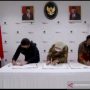 Tangkapan layar Menko PMK Muhadjir Effendy (kiri) saat menyaksikan penandatangan Surat Keputusan Bersama (SKB) penetapan libur nasional dan cuti bersama 2022 oleh Menpan RB Tjahjo Kumolo, Menaker Ida Fauziyah serta Menteri Agama Yaqut Cholil Qouma, Rabu (22/9/2021). (ANTARA/Andi Firdaus).