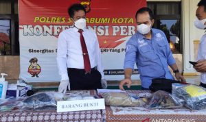 Dalam Dua Minggu, Polres Sukabumi Ungkap 9 Kasus Narkoba Personel Satnarkoba Polres Sukabumi Kota memperlihatkan barang bukti sabu-sabu, obat keras ilegal, psikotropika dan tembakau sintetis kepada wartawan saat konferensi pers di halaman Mapolres Sukabumi Kota, Kota Sukabumi, Jabar pada Jumat, (3/9). Barang bukti tersebut hasil pengungkapan kasus narkoba dalam dua pekan terakhir dengan jumlah perkara sebanyak sembilan kasus yang tersangkanya sebanyak 11 orang. (Antara/Aditya Rohman)
