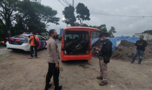 Polisi masih bersiaga di lokasi bentrok antar ormas di perbatasan Cianjur-Sukabumi, Jawa Barat, Senin, meski situasi sudah kondusif, Senin. ANTARA/Ahmad Fikri