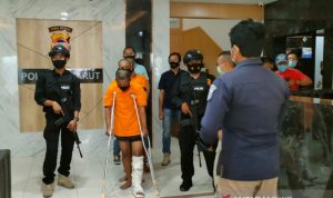 Polisi membawa pelaku pencurian sepeda motor di Markas Polres Garut, Jawa Barat, Kamis (9/9/2021). (ANTARA/Feri Purnama)