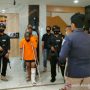 Polisi membawa pelaku pencurian sepeda motor di Markas Polres Garut, Jawa Barat, Kamis (9/9/2021). (ANTARA/Feri Purnama)