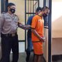 Polisi menggelandang pencuri ke dalam sel di Mapolres Majalengka, Jawa Barat. (ANTARA/Ho-Humas Polres Majalengka)