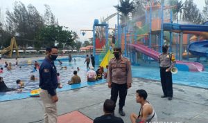 Wabup Garut Ingatkan Pelaku Wisata untuk Patuhi Prokes Polisi mengingatkan wisatawan untuk selalu disiplin protokol kesehatan di tempat wisata, Kabupaten Garut, Jawa Barat. (ANTARA/HO-Polsek Tarogong Kaler)