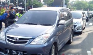 Polres Cianjur, Jawa Barat, menerapkan sistem ganjil genap untuk kendaraan yang melintas di Jalur Puncak-Cianjur, Jawa Barat, mulai dari bundaran Tugu Lampu Gentur, By Pass, Cianjur, Jumat (3/9). ANTARA POTO. (Ahmad Fikri)