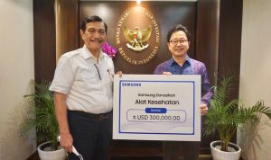 Samsung Salurkan Bantuan Senilai Rp 4 M untuk Penanganan Covid-19 Presiden Samsung Electronics Indonesia Yoonsoo Kim bersama Menko Marves menyerahkan bantuan secara simbolis