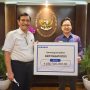 Presiden Samsung Electronics Indonesia Yoonsoo Kim bersama Menko Marves menyerahkan bantuan secara simbolis