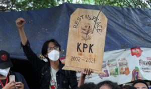 Mahasiswa yang tergabung dalam Aliansi BEM Seluruh Indonesia (BEM SI) dan Gerakan Selamatkan KPK menggelar aksi unjuk rasa di sekitar Gedung Merah Putih KPK di Jakarta, Senin (27/9/2021). Aksi demonstrasi itu menuntut pembatalan pemecatan 56 pegawai KPK yang gagal Tes Wawasan Kebangsaan (TWK) pada 30 September mendatang. (Dery Ridwansah/ JawaPos.com)