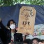 Mahasiswa yang tergabung dalam Aliansi BEM Seluruh Indonesia (BEM SI) dan Gerakan Selamatkan KPK menggelar aksi unjuk rasa di sekitar Gedung Merah Putih KPK di Jakarta, Senin (27/9/2021). Aksi demonstrasi itu menuntut pembatalan pemecatan 56 pegawai KPK yang gagal Tes Wawasan Kebangsaan (TWK) pada 30 September mendatang. (Dery Ridwansah/ JawaPos.com)