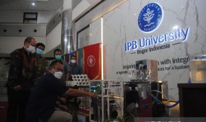 Rektor IPB University Arif Satria menunjuk prototipe mesin konsentrator oksigen hasil inovesai IPB University dan Badan Riset dan Inovasi Nasional (BRIN), yang diberi nama OxIL pada peluncuran di kampus IPB Dramaga, Bogor, Senin (27/9/2021). (ANTARA/Arif Firmansyah)