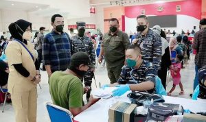 IPDN dan TNI AL Suntik Vaksin COVID-19 untuk 4.379 Orang di Papua Rektor IPDN Hadi Prabowo (kedua kiri) meninjau pelaksanaan Gebyar Vaksinasi Dosis 2 di Kampus IPDN Jatinangor, Kabupaten Sumedang, Jawa Barat, Sabtu (18/9/2021). (ANTARA/HO-IPDN)