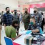 Rektor IPDN Hadi Prabowo (kedua kiri) meninjau pelaksanaan Gebyar Vaksinasi Dosis 2 di Kampus IPDN Jatinangor, Kabupaten Sumedang, Jawa Barat, Sabtu (18/9/2021). (ANTARA/HO-IPDN)