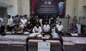 Bareskrim Polri bersama PPATK menggelar konferensi pers kasus TPPU Obat Ilegal di Gedung Bareskrim Polri Jakarta, Kamis (16/9/2021). Dalam konferensi pers tersebut, pihak penyidik menunjukkan barang bukti uang senilai Rp 531 miliar. (Dery Ridwanysah/JawaPos.com)