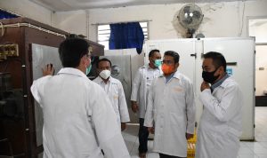 Komisi II DPRD Jabar Minta Alokasi Anggaran untuk Balai Pengembangan Bibit Unggas di Majalengka Rombongan Komisi II DPRD Jabar tengah melihat langsung kondisi dan fasilitas Balai pengembangan Unggas (Foto: Dok Humas DPRD Jabar for Jabarekspres)