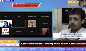 Jamin Perlindungan Pembela HAM, KontraS: Dibutuhkan Ketegasan JAKARTA - Wakil Koordinator Bidang Advokasi Komisi Untuk Orang Hilang dan Korban Tindak Kekerasan (KontraS) Arif Nur Fikri mengatakan bahwa dibutuhkan ketegasan pemerintah dalam menjamin perlindungan pembela hak asasi manusia (HAM). “Penting untuk ada tanggung jawab negara, setidaknya jaminan pelindungan terhadap para pembela HAM,” kata Arif Nur Fikri dalam konferensi pers bertajuk “17 Tahun Kematian Munir Said Thalib” yang diselenggarakan oleh Komite Aksi Solidaritas Untuk Munir (KASUM) dan disiarkan secara langsung di kanal YouTube Jakartanicus, Selasa. Berdasarkan pengamatan Arif, terdapat banyak kasus pembela HAM yang tidak terselesaikan dengan baik, sebagaimana peristiwa pembunuhan aktivis HAM Munir Said Thalib pada tanggal 7 September 2004. Menurut dia, kasus-kasus tersebut menunjukkan pola berulang dan pertanda bahwa ada ketidakpastian jaminan perlindungan terhadap pembela HAM. Oleh karena itu, Arif berharap agar diskusi yang dilakukan oleh Komisi Nasional Hak Asasi Manusia (Komnas HAM) terkait kasus pembunuhan Munir dapat menetapkan kasus tersebut sebagai pelanggaran HAM berat. Penetapan tersebut diyakini dapat menjadi awal dari komitmen pemerintah untuk menegakkan jaminan pelindungan bagi para pembela HAM. “Munir merupakan pembela HAM, dia melakukan kerja-kerja terkait HAM tapi tidak ada jaminan terhadap almarhum Munir dan pembela HAM lainnya,” ucap dia. Setidaknya, kata Arif, penetapan kasus tersebut sebagai pelanggaran HAM berat dan pengungkapan kasus pembunuhan Munir hingga tuntas dapat mendorong Komnas HAM dan pemerintah untuk mengeluarkan aturan-aturan terkait dengan jaminan pelindungan hukum untuk para pembela HAM. “Penting kasus ini untuk diungkap, karena konteks dari kasus ini menyerang soal jaminan perlindungan terhadap pembela HAM,” kata Arif. Proses penyelesaian kasus pembunuhan Munir telah bergulir selama 17 tahun dan akan kedaluwarsa pada tahun 2022. Akan tetapi, guna memastikan kasus dapat terus berlangsung, KASUM meminta kepada Komnas HAM untuk segera menetapkan kasus Munir sebagai pelanggaran HAM berat. Aturan terkait kedaluwarsa tidak akan berlaku apabila kasus tersebut ditetapkan sebagai kasus pelanggaran HAM berat. Akan tetapi, hingga saat ini, masih belum dapat diwujudkan lantaran terdapat perbedaan pandangan di antara komisioner Komnas HAM. Perbedaan pandangan antara para komisioner Komnas HAM tersebut juga disampaikan oleh anggota komisioner Komnas HAM Sandrayati Moniaga dalam audiensi publik bertajuk “Penuntasan Kasus Pembunuhan Munir”, Senin (6/9). Ia mengatakan, masih terdapat beberapa komisioner yang menilai sulit untuk menetapkan kasus pembunuhan Munir sebagai pelanggaran HAM berat. Komite Aksi Solidaritas untuk Munir (KASUM) terdiri dari terdiri dari beberapa Lembaga Swadaya Masyarakat (LSM) seperti KontraS, Imparsial, Amnesty International, LBH Jakarta, dan organisasi lainnya. Beberapa individu yang memiliki perhatian pada kasus pembunuhan Munir juga menjadi bagian dari KASUM. (ANTARA)