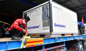 Petugas mengecek kontainer berisi vaksin COVID-19 AstraZeneca yang tiba di Bandara Soekarno-Hatta pada Rabu (1/9/2021). ANTARA/HO-Kemkominfo
