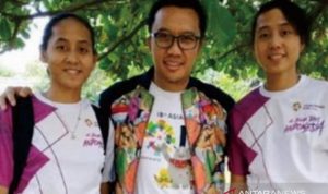Atlet Sepak Takraw Lena-Leni Tumpuan Jabar di PON Papua Atlet sepak takraw Provinsi Jawa Barat Lena-Leni berpose bersama Manager Sepaktakraw Jawa Barat Yusuf Jamaludin. (ANTARA/HO-Tim Sepak Takraw Jabar)