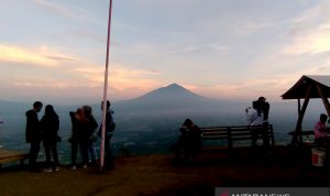 Sejumlah pengunjung menikmati pemandangan alam di Puncak Intan Dewata atau Gunung Putri, Kecamatan Tarogong Kaler, Kabupaten Garut, Jawa Barat. (ANTARA/Feri Purnama)