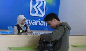 Seorang nasabah sedang melakukan trasaksi di Bank BRI syariah (foto: Bengkuluekspres)