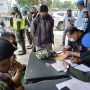 Seorang warga terjaring razia karena mengenakan atribut militer celana panjang loreng