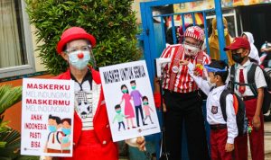 Aku Badut Indonesia (ABI) memberikan edukasi mencuci tangan kepada siswa di SDN 03 Citayam, Kabupaten Bogor, Jawa Barat, Senin (6/9/2021). Kegiatan aksi edukasi tersebut tentang protokol kesehatan serta membagikan masker kepada anak-anak sekolah yang menggelar Pembelajaran Tatap Muka (PTM).  (MIFTAHULHAYAT/JAWA POS)