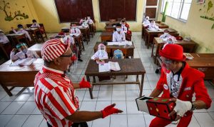 Makin Siap, DKI Jakarta Akan Tambah Sekolah yang Terapkan PTM Terbatas Ilustrasi: Aku Badut Indonesia (ABI) memberikan edukasi mencuci tangan kepada siswa di SDN 03 Citayam, Kabupaten Bogor, Jawa Barat, Senin (6/9/2021). Kegiatan aksi edukasi tersebut tentang protokol kesehatan serta membagikan masker kepada anak-anak sekolah yang menggelar Pembelajaran Tatap Muka (PTM). (MIFTAHULHAYAT/JAWA POS)