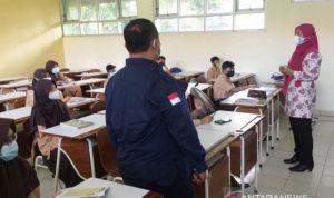 Suasana pelaksanaan PTM di SMP Negeri 1 Bojonggede, Kabupaten Bogor, Jawa Barat, Kamis (2/9/2021). (ANTARA/M Fikri Setiawan)