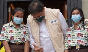 Suci Rahmadhani dan Olivia Maria Gracia Yabarmase siswi kelas 8 dari SMP 9 Sorong bersama dengan Menko Airlangga setelah mendapatkan suntikan vaksin dosis pertama. 