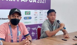 Manajer Tim Futsal Jawa Timur Agus Hilmawan didampingi Kapten Tim Futsal Jatim Singgih Romana Jati saat memberikan pernyataan kepada awak media usai laga melawan Tim Futsal Jawa Barat di GOR Futsal Kabupaten Mimika, Jalan Poros SP2-SP5 Timika, Rabu (29/9/2021). (ANTARA/Evarianus Supar)