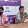 Manajer Tim Futsal Jawa Timur Agus Hilmawan didampingi Kapten Tim Futsal Jatim Singgih Romana Jati saat memberikan pernyataan kepada awak media usai laga melawan Tim Futsal Jawa Barat di GOR Futsal Kabupaten Mimika, Jalan Poros SP2-SP5 Timika, Rabu (29/9/2021). (ANTARA/Evarianus Supar)