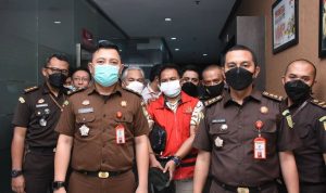 Tersangka MT mantan Kepala Cabang PT Berdikari Insurance digiring petugas Kejati Jabar