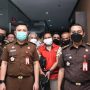 Tersangka MT mantan Kepala Cabang PT Berdikari Insurance digiring petugas Kejati Jabar