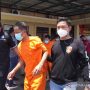 Tersangka kasus pencurian saat digelandang oleh petugas di Indramayu, Jawa Barat, Kamis (23/9/2021). (ANTARA/Khaerul Izan)
