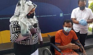 Guru Ngaji di Cirebon Dicekik Hingga Tewas Oleh Tetangganya Sendiri, Apa Motifnya? Tersangka pencuri yang membunuh korbannya saat dihadapkan kepada awak media di Cirebon, Jawa Barat, Rabu (8/9/2021). (ANTARA/Khaerul Izan)