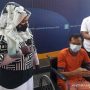 Tersangka pencuri yang membunuh korbannya saat dihadapkan kepada awak media di Cirebon, Jawa Barat, Rabu (8/9/2021). (ANTARA/Khaerul Izan)