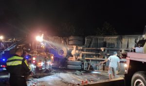 Tiga alat berat digunakan untuk mengevakuasi bangkai truk yang terjungkal di Jalan Raya Sukabumi-Cianjur, Jawa Barat, sebelumnya sempat menghantam enam kendaraan, Selasa (28/9).ANTARA POTO. (Ahmad Fikri)
