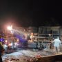 Tiga alat berat digunakan untuk mengevakuasi bangkai truk yang terjungkal di Jalan Raya Sukabumi-Cianjur, Jawa Barat, sebelumnya sempat menghantam enam kendaraan, Selasa (28/9).ANTARA POTO. (Ahmad Fikri)