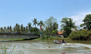 Tim SAR Gabungan mencari korban diduga tenggelam saat memancing di atas jembatan aliran Kali Ciherang Kecamatan Muaragembong, Kabupaten Bekasi, Jawa Barat. (ANTARA/Pradita Kurniawan Syah).