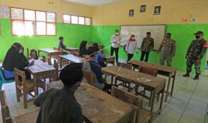 Tim Satgas COVID-19 melakukan sosialisasi protokol kesehatan kepada pelajar saat melakukan pengawasan prokes di MTS Al Ikhlas, Balongan, Indramayu, Jawa Barat, Rabu (1/9/2021). (ANTARA FOTO/Dedhez Anggara/hp)
