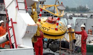 Dokumentasi - Sejumlah petugas pelaksana operasional dari Badan Pengkajian dan Pengembangan Teknologi (BPPT) menurunkan alat deteksi dini tsunami (Tsunami Early Warning System) di Pelabuhan Merak Mas Indah Kiat, Cilegon, Banten, Rabu (11/4/2007). FOTO ANTARA/str-Juli/ip/nz/aa. (ANTARA/Juli)