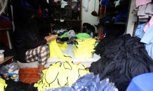USAHA MIKRO DAPAT BPUM. Pekerja saat merapikan baju yang hendek dipacking untuk di kirim sentra tekstil baju di kawasan Ciputat, Jumat (3/9). (Dery Ridwansah/JawaPos.com)