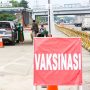 Pengendara melakukan vaksinasi COVID-19 di Gerbang Tol Cibubur Utama, Jakarta, Rabu (1/9/2021). (MIFTAHULHAYAT/JAWA POS)