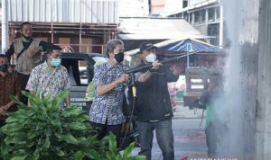 Wakil Wali Kota Bogor Deddie A Rachim sedang membersihkan mural di dinding di Jalan Sholeh Iskandar di Kota Bogo