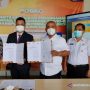 Wali Kota Bekasi Rahmat Effendi bersama Presiden Direktur PT Kami Plant Indonesia Seung Ik Hyun menandatangani perjanjian kerja sama investasi pembangunan infrastruktur pengolahan sampah di Stadion Patriot Candrabhaga Kota Bekasi, Jawa Barat, Selasa (31/8/2021). ANTARA/HO-Pemkot Bekasi.