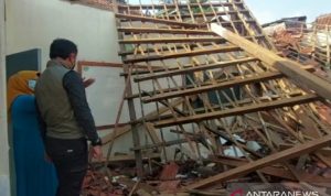 Wali Kota Bogor Bima Arya, Jumat (17/9/2021) meninjau kondisi SD Negeri Otista Kota Bogor setelah bangunan atap kelas ambruk pada Kamis (16/9/2021) karena lapuk. Tidak ada korban dalam peristiwa itu. (ANTARA/Riza Harahap