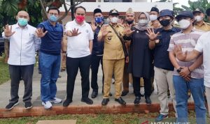 Wamendes PDTT Sepakati Bangun 10 Lapangan Bola Internasional di Bogor Wamendes PDTT Budi Arie Setiadi saat meninjau potensi desa wisata Setu Lebak Wangi di Desa Pamegarsari, Parung, Kabupaten Bogor, Selasa (7/9/2021). (ANTARA/HO-Kemendes PDTT)