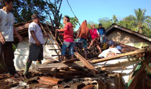 Warga desa membantu membersihkan material rumah milik warga yang ambruk (Foto: Fitri/ Jabar Ekspres/Radar Garut)