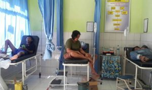 Warga korban keracunan makanan di Karawang, Jawa Barat. ANTARA/Ali Khumaini