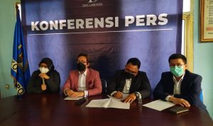 Wartawan Wartakota Vinny Rizki Amelia ketika menceritakan kronologis dugaan intimidasi saat liputan BTS Meal di restoran cepat saji McDonald's di PWI Depok, Kamis (2/9/2021). ANTARA/Feru Lantara