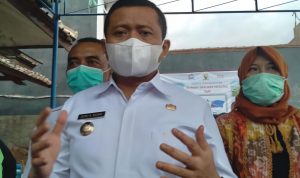 Bupati Sumedang, Dony Ahmad Munir saat ditemui di Desa Cihanjuang, Kecamatan Cimanggung, Kabupaten Sumedang, beberapa waktu lalu. (Yanuar Baswata/Jabar Ekspres)